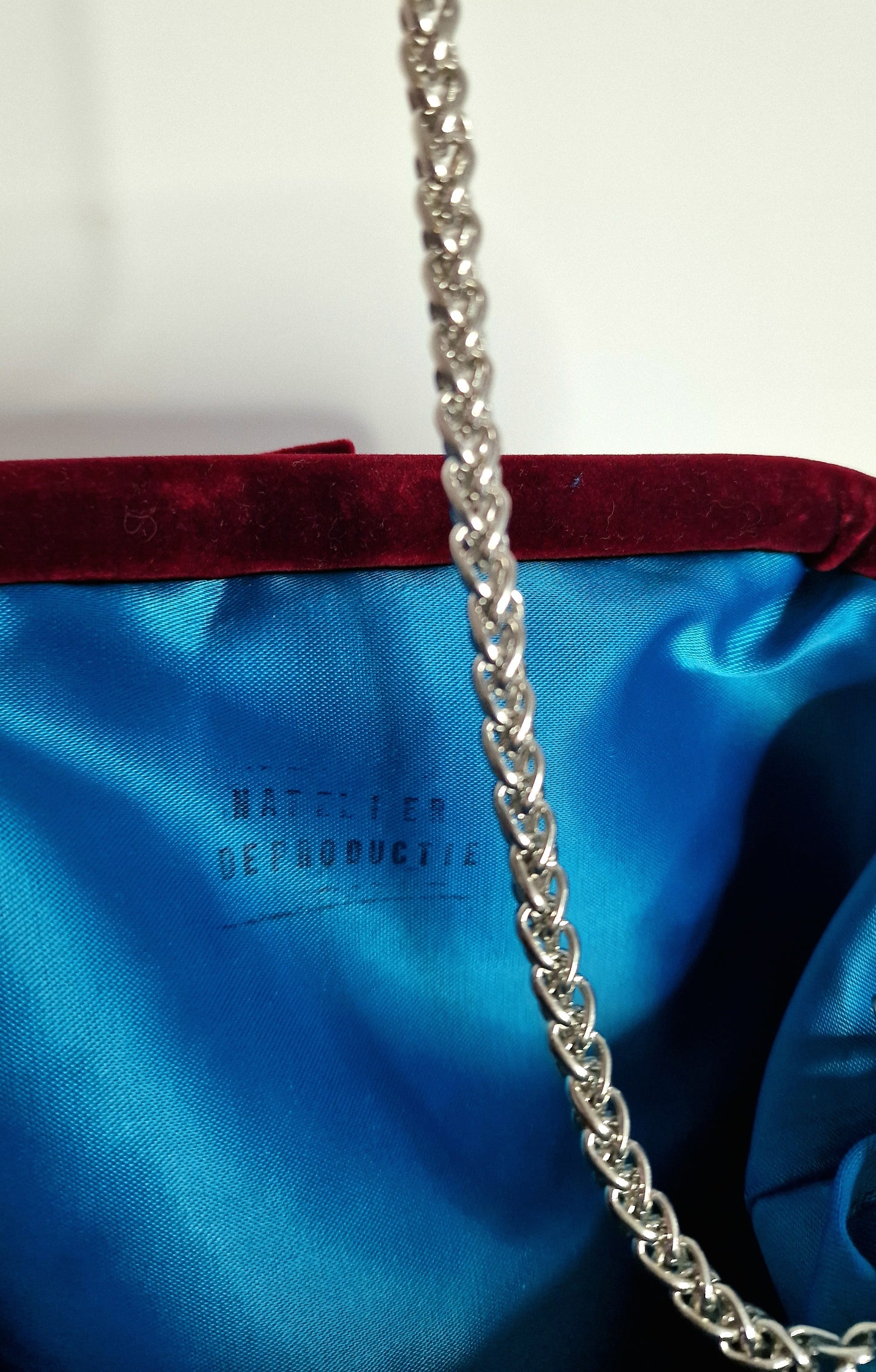 Poseta din catifea brodata cu cristale