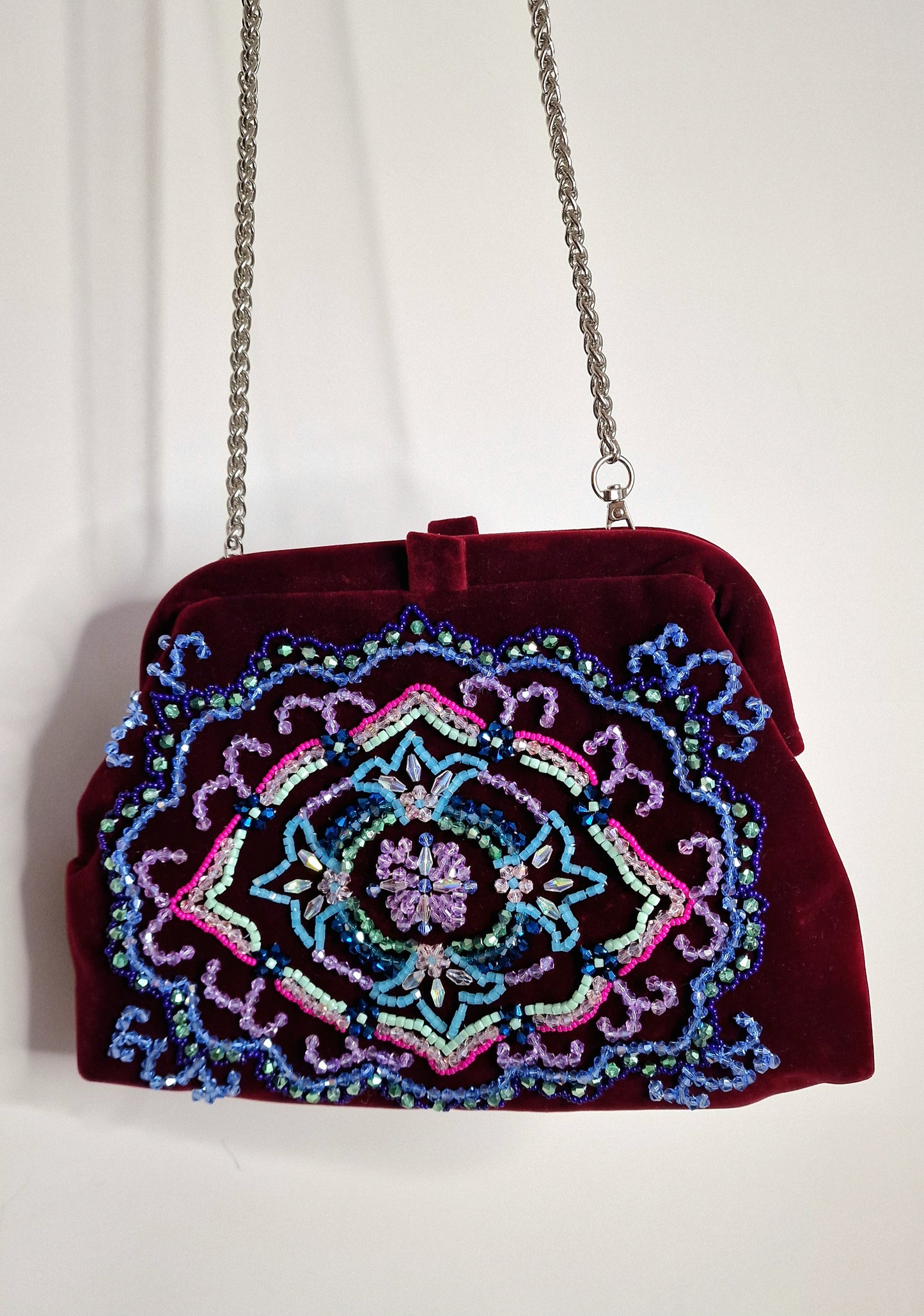 Poseta din catifea  brodata cu cristale