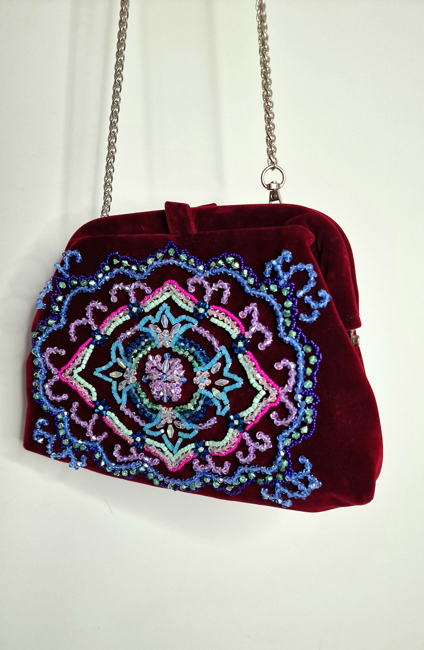 Poseta din catifea  brodata cu cristale